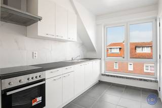 <p><span>Informations sur l'appartement</span></p><p><span>L'appartement a été entièrement rénové en 2025 dans une optique d'efficacité énergétique. Depuis le grand hall d'entrée, vous accédez, par une double porte, à un espace de vie spacieux et lumineux d'environ 35 m². Vient ensuite la cuisine entièrement rénovée, dotée de nombreux rangements et d'un grand plan de travail, et équipée d'une plaque à induction avec hotte, d'un lave-vaisselle, d'un réfrigérateur avec compartiment congélateur séparé et d'un four. À l'arrière se trouvent la grande chambre (environ 17,5 m²) et une deuxième chambre spacieuse (environ 15 m²) avec accès direct à la terrasse ensoleillée (6,5 m², orientée sud-est). Le hall donne également accès à une salle de bains entièrement rénovée, équipée d'une baignoire-douche, d'un meuble-lavabo et de toilettes. Cet appartement a été entièrement rénové en 2025 : nouveaux sols, cuisine et salle de bains rénovées, climatisation et pompe à chaleur. De plus, le bâtiment est économe en énergie grâce à ses menuiseries extérieures rénovées avec triple vitrage et à ses 12 panneaux solaires (6 par appartement). Sans amiante ! Pas de syndic, donc pas de charges communes ! Compteurs séparés pour le gaz, l'électricité et l'eau. Avec un excellent MOBISCORE de 8,4/10, vous bénéficiez d'un accès facile au centre de Lier et aux axes routiers.</span></p><p><span> </span></p><p><span>Agencement</span></p><ul><li><span>Pièce à vivre très spacieuse d'environ 35 m² où vous profiterez d'une grande luminosité grâce aux baies vitrées sur toute la largeur de la façade.</span></li><li><span>Cuisine entièrement neuve équipée d'une plaque à induction avec hotte, d'un lave-vaisselle, d'un réfrigérateur avec compartiment congélateur séparé et d'un four.</span></li><li><span>Hall d'entrée central avec grand débarras séparé.</span></li><li><span>La grande chambre mesure environ 17,50 m² et se trouve à l'arrière de l'appartement.</span></li><li><span>Salle de bains rénovée équipée d'une baignoire, d'un meuble-lavabo avec miroir et de toilettes.</span></li><li><span>La deuxième chambre, spacieuse, mesure environ 15 m² et donne accès à la terrasse située à l'arrière de l'appartement.</span></li><li><span>L'appartement dispose à l'arrière d'une terrasse orientée sud-est (soleil de midi à soir) d'environ 6,5 m² !</span></li></ul><p><span> </span></p><p><span>'s supplémentaires</span></p><ul><li><span>L'appartement dispose d'un cellier privé en sous-sol.</span></li><li><span>L'appartement a été entièrement rénové en 2025 :</span></li></ul><ul><ul><li><span>Installation de climatiseurs et d'une pompe à chaleur ;</span></li><li><span>Volets roulants électriques dans les chambres ;</span></li><li><span>Peinture de l'appartement ;</span></li><li><span>Nouveaux revêtements de sol de qualité et faciles d'entretien ;</span></li><li><span>Salle de bains et cuisine entièrement rénovées.</span></li></ul></ul><p><span> </span></p><p><span>Informations générales</span></p><ul><li><span>Frais généraux : AUCUN</span></li><li><span>Compteurs individuels pour le gaz, l'électricité et l'eau.</span></li><li><span>Pas d'ascenseur</span></li></ul><p><span> </span></p><ul><li><span>PEP : label B (pas d'obligation de rénovation !)</span></li><li><span>Contrôle électrique : les contrôles électriques sont conformes.</span></li><li><span>Certificat d'amiante : sans amiante !</span></li></ul><p><span> </span></p><p><span>Bâtiment</span></p><ul><li><span>Petit bâtiment composé d'un sous-sol, d'un entrepôt et de 2 étages comprenant chacun 1 appartement.</span></li><li><span>Construction en béton, bien entretenue.</span></li><li><span>Les travaux de rénovation suivants ont été réalisés en 2025 :</span><ul><li><span>Remplacement des menuiseries extérieures par du triple vitrage dans des profilés en PVC</span></li><li><span>Installation de 12 panneaux solaires (6 par appartement)</span></li></ul></li><li><span>Important : l'appartement a été construit sans permis en 1962. Cependant, la commune de Lier a confirmé par écrit que la situation actuelle est tolérée et que les sanctions mentionnées dans le procès-verbal ont expiré. L'acheteur peut se renseigner davantage à ce sujet auprès de la commune de Lier et de son notaire. L'appartement est vendu en l'état, sous réserve de la responsabilité du vendeur.</span></li></ul><p><span> </span></p><p><span>Situation</span></p><ul><li><span>Quartier résidentiel calme et verdoyant, composé principalement de maisons individuelles.</span></li><li><span>Situation centrale à proximité du centre de Lier ! </span></li><li><span>Accès facile aux axes routiers de la région.</span></li><li><span>MOBISCORE : 8,4/10 !</span></li></ul><p><span> </span></p><p><span>*Les informations contenues dans cette brochure sont fournies à titre indicatif : les acheteurs potentiels doivent se charger eux-mêmes de l'obtention, de la vérification et de l'interprétation de ces informations.</span></p>