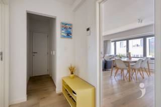 <p><span>Op zoek naar een modern appartement met veel lichtinval en een uitstekende ligging binnen Leuven? Dan is dit volledig gerenoveerde appartement zeker een bezoek waard!</span></p><p><span> </span></p><p><span>Dit appartement bevindt zich op de bovenste verdieping van een kleinschalig appartementsgebouw uit 1969, dat in 2021 een totaalrenovatie onderging. Via de vernieuwde lift of trappenhal bereikt u vlot het appartement.</span></p><p><span> </span></p><p><span>De inkomhal bestaat uit een gastentoilet, ingebouwde kasten en een handige extra bergruimte. Er is een lichtrijke leefruimte met veel raampartijen. De leefruimte omvat een zithoek, eetplaats en moderne keuken. Deze open keuken met kookeiland is uitgerust met kwalitatieve Siemens-toestellen, waaronder een inductiekookplaat, combi-oven, koelkast met vriesvak, en vaatwasser. Aansluitend is er een praktische tweede berging met aansluiting voor wasmachine en droogkast.</span></p><p><span> </span></p><p><span>Het appartement beschikt over twee volwaardige slaapkamers van respectievelijk 16m² en 14m². Eén van de slaapkamers geeft toegang tot het zonnige, zuidoostgerichte terras. De stijlvolle badkamer is afgewerkt met een ruime regendouche en dubbele wastafel.</span></p><p><span> </span></p><p><span>Ook aan bergruimte werd gedacht, naast de bergingen in het appartement, beschikt u in de ondergrondse verdieping nog over een privatieve, droge kelder. Daarnaast bestaat er de mogelijkheid om een huurovereenkomst over te nemen van een staanplaats in de nabije omgeving.</span></p><p><span> </span></p><p><span>Bent u op zoek naar een recent gerenoveerd appartement binnen de ring van Leuven? Contacteer ons gerust voor een bezoek via 016 15 31 15 of info@immolivit.be </span></p>
