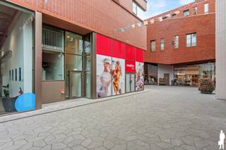 <strong>Huurprijs: 1.100 EUR per maand<br />+ 100 EUR per maand voor ondergrondse autostaanplaats en berging<br />+ 140 EUR per maand gemeenschappelijke kosten<br />Kosten plaatsbeschrijving zijn 50/50 te betalen door huurder en verhuurder<br />Huurwaarborg = 3 maanden huur<br />Beschikbaar: Onmiddellijk<br /><br /></strong><strong>BEZOEK AANVRAGEN EN KANDIDAAT STELLEN VIA ONZE WEBSITE: www.deboerenpartners.be</strong><br />Indien u een bezoek wenst aan te vragen aan dit eigendom te huur, dan kan dit enkel via het aanvraagformulier op onze website. U zoekt het betreffende eigendom onder ons 'aanbod te huur', en klikt daarna bovenaan op 'bezoek inplannen'.<br />Daarna doorloopt u alle stappen en vult u de gevraagde gegevens in. Wij behandelen uw aanvraag binnen de 2 werkdagen en contacteren u daarna. Omwille van het grote aantal aanvragen, worden verzoeken via Immoweb, Immoscoop of Spotto niet behandeld.<br /><br /><span>Beschrijving van het appartement:<br /></span>Prachtig nieuw tweeslaapkamerappartement gelegen op de eerste verdieping, in het hartje van Turnhout.<br /><br />Bij het betreden van het appartement komt u binnen in de inkomhal met apart gastentoilet. Via de glazen deur bereikt u de ruime en lichtrijke leefruimte met open keuken. De moderne keuken is volledig uitgerust met hoogwaardige toestellen en beschikt over een composiet werkblad, inductiekookplaat, vaatwasser, koelkast, combi-oven en voldoende opbergruimte.<br /><br />Het appartement wordt voorzien van verlichting en verduistering. Aansluitend bevindt zich een praktische berging met aansluiting voor wasmachine en droogkast.<br /><br />Verder beschikt het appartement over twee volwaardige slaapkamers en een moderne badkamer met inloopdouche en dubbele wastafel. Het ruime terras is zowel toegankelijk vanuit de leefruimte als vanuit één van de slaapkamers.<br />Tot slot beschikt het appartement over een ondergrondse parkeerplaats (P410) en een private kelderberging (B67).<br /><br /><span>Bijzonderheden:</span><br />- Centraal gelegen in het stadscentrum van Turnhout<br />- Op wandelafstand van winkels, horeca en openbaar vervoer<br />- Ruim terras<br />- Energiezuinig wonen