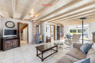 In een rustige en groene omgeving in Holsbeek bevindt zich deze charmante woning met een aangename, zuidgerichte tuin waar u de hele dag door kan genieten van zon en privacy. Winkels, scholen en verbindingswegen zijn bovendien vlot bereikbaar. Bij het betreden van de woning komt u in de inkomhal, die toegang biedt tot de leefruimte. De leefruimte geniet van een mooi zicht op de tuin, waar een gezellige kachel zorgt voor extra sfeer en warmte. Aansluitend bevindt zich de keuken, eveneens met aangenaam zicht op de tuin. Via de keuken heeft u toegang tot de berging alsook de garage. Verder is er op het gelijkvloers nog een praktische wasruimte met douche voorzien. Op de eerste verdieping beschikt de woning over drie volwaardige slaapkamers, ideaal voor een gezin, thuiswerk of hobbyruimte. De ruime badkamer is uitgerust met een ligbad en een lavabo. Daarnaast is de woning volledig onderkelderd, wat extra bergruimte biedt. De tuin beschikt over een gezellig terras en een praktisch tuinhuis. Bijkomde pluspunt is de aanwezigheid van zonnepanelen. De woning is beschikbaar vanaf 1 januari 2027. Kortom, een ideale woning voor wie rustig wil wonen met een mooie tuin en alle nodige comfort. Interesse? Contacteer ons via info@homies.be of 016 22 82 22 voor meer informatie of een bezoek ter plaats