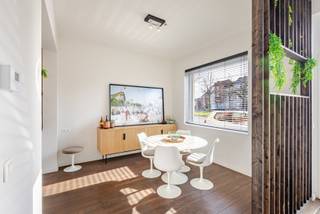 Gelegen nabij het centrum van Gent treffen we deze instapklare, volledig gerenoveerde woning aan.
De woning heeft de volgende indeling: lichtrijke leefruimte met volledig ingerichte keuken, apart gastentoilet en een wasplaats.
Op het tussenverdiep is er een badkamer met bad, lavabo en toilet en op de eerste verdieping vinden we de eerste slaapkamer en de woonkamer. Op verdieping 2 zijn er nog 2 ruime slaapkamers.
Verder is er nog een zeer ruime (droge) kelder en een deels overdekt terras.
Troeven: lichtrijk, bereikbaarheid, instapklaar (EPC B), volwaardige slaapkamers,...
Renovatieverplichting: neen.
Voor meer informatie of een bezoek kan u terecht bij Sander Dejonghe via sander@vastgoeddejonghe.be, Evy Dhondt via evy@vastgoeddejonghe.be of Inias Leten, Inias@vastgoeddejonghe.be
Alle dossierstukken kan u downloaden op onze website: www.vastgoeddejonghe.be