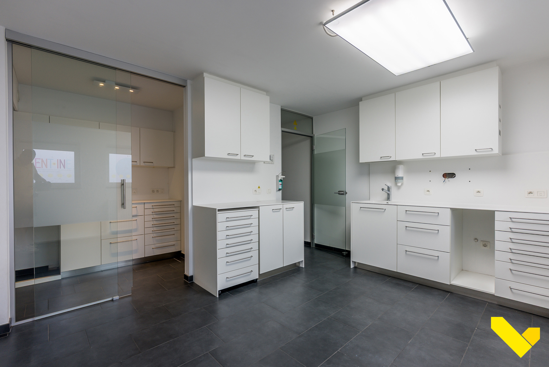 Instapklare praktijkruimte in recent gebouw met uitstekende bereikbaarheid. - foto 4