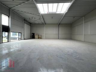 Fantastisch gelegen nieuwbouw KMO-unit, met zeer vlotte bereikbaarheid naar de E40. De opslagruimte heeft een oppervlakte van 342 m² en is uitgerust met één sectionale poort, lichtstraten met rookluik en sanitaire voorziening. De loods heeft daarnaast een vrije hoogte van 6 meter. Tevens zijn er 4 parkeerplaatsen voorzien en ruime manoeuvreerruimte.<br /><br />Deze casco unit bevindt zich op een strategische locatie, op slechts 2,5 km naar de E40 op- en afrit 19 Aalst. Deze locatie biedt vlotte verbindingen naar Gent, Brussel en omliggende regio’s.<br /><br />Heeft u interesse of wenst u graag meer details over dit aanbod? Neem contact op met Gill PANORAMA B2B voor meer info, plannen of een vrijblijvend plaatsbezoek via 09 219 90 30.