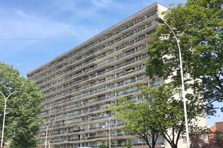 Dit stijlvolle appartement geniet van een absolute toplocatie: op wandelafstand van de bruisende Dageraadplaats en met een vlotte aansluiting op de snelweg.<br /><br />De lichte en ruime leefruimte vormt een heerlijke plek om tot rust te komen en geeft via een groot schuifraam uit op het zonnige terras met prachtig uitzicht.<br />De volledig uitgeruste keuken biedt alle comfort voor dagelijks gebruik.<br /><br />Achteraan liggen twee rustige slaapkamers, waarvan de master bedroom beschikt over een praktische ingebouwde kast.<br />De badkamer is ingericht met een bad/douche en lavabo; het toilet bevindt zich apart.<br />In de inkomhal zorgen meerdere ingebouwde kasten voor extra opbergmogelijkheden.<br /><br />In de gemeenschappelijke kosten zitten het verbruik van water en verwarming inbegrepen. <br />Kortom: een instapklaar appartement op een toplocatie, ideaal voor wie comfort, rust én de nabijheid van gezellige stadsbuurten weet te waarderen.