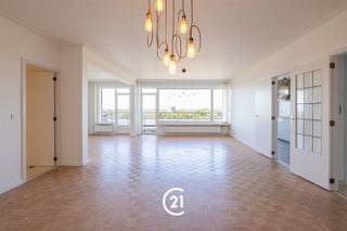 <p>Appartement aux finitions luxueuses avec 3 chambres et une terrasse</p><p>Vous recherchez un appartement aux finitions luxueuses, comprenant 3 chambres et une terrasse à Gand ? Alors cet appartement est exactement ce qu'il vous faut.</p><p>Cet appartement est situé dans la Rijsenbergstraat à Gand, dans un quartier résidentiel agréable et très prisé, à proximité de la gare de Gand-Sint-Pieters et à quelques pas du centre-ville. Vous trouverez à proximité immédiate divers commerces, écoles, restaurants, transports en commun et autres commodités quotidiennes. Grâce à d'excellentes liaisons cyclables et de transports en commun, vous bénéficierez d'un accès aisé au centre de Gand et aux communes environnantes. Les principales voies d'accès sont également facilement accessibles. La combinaison d’un emplacement central et de finitions luxueuses rend cet appartement particulièrement attrayant pour ceux qui souhaitent vivre dans le confort et l’élégance.</p><p>Agencement :<br />Vous entrez dans l’appartement par le vaste hall d’entrée. Celui-ci donne accès aux toilettes invités et à un débarras pratique, équipé de branchements pour lave-linge et sèche-linge et offrant suffisamment d’espace pour les manteaux et les chaussures.<br />Vous arrivez ensuite dans la cuisine moderne et le spacieux salon, qui, grâce à ses grandes baies vitrées, bénéficie d’une vue magnifique et d’une agréable luminosité. Depuis le salon, vous accédez directement à la terrasse, où vous pourrez vous détendre en toute tranquillité.<br />Le couloir mène aux trois chambres spacieuses et aux deux salles de bains aux finitions élégantes.</p><p>En prime :<br />Il est également possible d’acheter une place de parking et un garage pour 50 000 €.</p><p>Cela vous intéresse ?<br />N’hésitez pas à nous contacter pour plus d’informations ou à planifier votre visite dès aujourd’hui.</p>