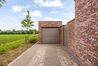 Moderne woning met 3 slaapkamers en EPC A+<br /><br />Opendeurdag zondag 28 juni vanaf 14:00 tot 17:00 uur.<br />Telefoon: 0472 82 92 21<br /><br />Ontdek deze charmante woning met 3 slaapkamers en een bewoonbare oppervlakte van 170m², gelegen op een perceel van 1580m². De woning, gebouwd in 2024, biedt een uitstekende EPC-score A+, wat garant staat voor een lage energiefactuur. Met zijn 4 gevels geniet u van veel lichtinval en een optimale oriëntatie.<br /><br />De woning beschikt over een ruime garage en een aangelegde oprit. Op de begane grond bevinden zich de leefruimtes en de keuken, terwijl de eerste verdieping de slaapkamers en de badkamer huisvest. Een zolder biedt extra opslagruimte.<br /><br />Buiten kunt u genieten van een aangelegd terras. De ruime tuin biedt tal van mogelijkheden voor tuinliefhebbers. Deze woning combineert modern wooncomfort met een rustige ligging en is een unieke kans!