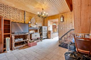 <p><span>Solide woning met twee slaapkamers, gelegen in een rustige buurt. Bij het betreden van de woning komt u in een aangename leefruimte die naadloos overgaat in de open keuken en eetplaats. Deze open indeling zorgt voor een gezellige sfeer en veel natuurlijk licht. Vervolgens kunnen we op de eerste verdieping twee slaapkamers terugvinden. De badkamer is uitgerust met een ligbad, een wastafel en een toilet. Op de bovenverdieping bevindt zich een ruime zolder die mits inrichting perfect kan dienen als extra slaapkamer, bureau of hobbyruimte. De woning wordt verwarmd met gaskachels en biedt dankzij de degelijke structuur heel wat potentieel voor wie op zoek is naar een betaalbare woning met uitbreidingsmogelijkheden. Een ideale opportuniteit voor starters of wie graag een woning naar eigen smaak wil afwerken. Het dak werd in 2019 vernieuwd en geïsoleerd. </span></p><p><span> </span></p><p><span>Voor meer informatie of een bezoek, contacteert u Luc van Immo Zone op het nummer 0492/ 46.12. 10. </span></p><p><span> </span></p>