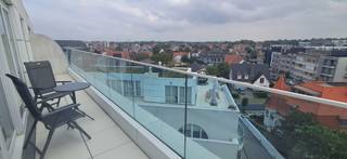 Zongericht en gemeubeld 1 slaapkamer appartement te huur op jaarbasis.<br />Ruime living met open keuken en groot zuidgericht zonneterras.<br />1 slaapkamer met dubbelbed en stapelbed.<br />Badkamer met inloopdoche en lavabo.<br />Aparte berging.<br />Apart toilet.<br />Syndickosten inbegrepen.