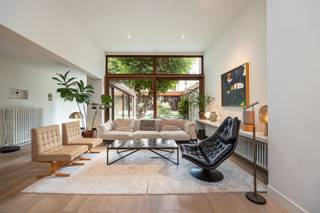 <p><span>A</span><span>NTWERPEN - Harmonie: M</span><span>ontebellostraat </span><span>: Prachtige gerenoveerde luxewoning met ruime tuin, 5 slaapkamers en 4 badkamers op 326m². EPC label - C. </span></p><p><span> </span></p><p><span>BESCHRIJVING:</span></p><p><span> </span></p><p><span>De woning werd in 2017 volledig gerenoveerd met hoogwaardige materialen, inzicht voor ruimtes en oog voor moderniteit. </span></p><p><span>Gelegen in een rustige eenrichtingsstraat is dit de ideale stadswoning met makkelijke bereikbaarheden tot het centrum en toegang tot invalswegen. </span></p><p><span>Kortom, de perfecte moderne woning in het centrum van ‘t Stad. </span></p><p><span> </span></p><p><span>Gelijkvloers:</span></p><p><span>Inkomhal met gastentoilet. </span></p><p><span>Men bereikt de leefruimte op parket via plafondhoge deuren. De lichtinval en het ruimtelijk gevoel met hoge plafonds is uniek. Uitzicht en toegang tot de zonnige tuin via de vele hoge schuifdeuren. </span></p><p><span>De keuken, aanpalend aan de eetkamer, is volledig ingericht en voorzien van toestellen van o.a. Miele en Smeg. </span></p><p><span>Aan de achterzijde vinden we 3 slaapkamers, waarvan één met grote maatkasten en een andere, nu in gebruik als bureau/logeerkamer. Verder zijn er nog 2 badkamers en een apart toilet.</span></p><p><span> </span></p><p><span>1° Verdieping: </span></p><p><span>Masterbedroom met aparte bureauhoek en douchekamer. </span></p><p><span>Annex, via mooie stalen deuren, een keuken met eet-/werkplek uitgevend op een groot terras. </span></p><p><span>Aparte, volledig ingerichte waskamer</span></p><p><span> </span></p><p><span>2° Verdieping: </span></p><p><span>5° slaapkamer of gastenverblijf onder het vernieuwd en geïsoleerd dak. </span></p><p><span>Eveneens voorzien van ingerichte douchekamer en keuken. </span></p><p><span> </span></p><p><span>Kelder:</span></p><p><span>De kelder maakte integraal deel uit van de werken en werd hoogwaardig gerenoveerd. Deze is ingedeeld in een fitnessruimte, technische ruimte en een grote hoeveelheid aan opbergkasten. </span></p><p><span> </span></p><p><span>Mogelijkheid tot aankoop van een garagebox op ca 100m. Apart aan te kopen voor 50.000€.</span></p><p><span> </span></p><p><span>BIJZONDERHEDEN:</span></p><p><span> </span></p><ul><li><span>Toplocatie in de Harmoniewijk</span></li><li><span>Luxe afwerking en unieke ruimtes </span></li><li><span>Mooie en ruime tuin </span></li><li><span>Recente Vaillant condensatieketel </span></li><li><span>Electriciteit conform </span></li><li><span>Groene platte daken </span></li><li><span>Dak geïsoleerd </span></li></ul><p><span> </span></p>