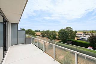 <h2><span>LICHTRIJK APPARTEMENT MET TWEE TERRASSEN EPC A</span></h2><p><span>U zoekt een ruim en bijzonder lichtrijk appartement waar u volop kunt genieten van zon, rust en groen, en dat alles vlak bij zee? Dan is dit prachtige appartement van ca. 108 m² in de Vosseslag te De Haan absoluut een bezoek waard!</span></p><p><span>Het appartement bevindt zich op de tweede verdieping van een mooie en uiterst klassevolle residentie, op korte afstand van het prachtige strand van De Haan. De ligging is bijzonder rustig en groen.</span></p><p><span>Een absolute troef zijn de </span><span>twee ruime terrassen aan weerszijden van het appartement</span><span>. Dankzij deze dubbele oriëntatie geniet u de hele dag door van bijzonder veel natuurlijke lichtinval en zon. De grote raampartijen en open zichten zorgen bovendien voor een heerlijk ruimtelijk gevoel.</span></p><p><span>Indeling:</span><span> inkomhal met vestiairekast, grote en lichtrijke woonkamer met open luxueus ingerichte keuken met eiland en aansluitend ruim terras, twee volwaardige slaapkamers met toegang tot het tweede ruime terras. Beide slaapkamers beschikken over ingemaakte kasten over een volledige muurlengte, wat zorgt voor bijzonder veel praktische bergruimte.</span></p><p><span>Het appartement beschikt bovendien over maar liefst </span><span>twee badkamers</span><span>: een ruime badkamer met ligbad, toilet en dubbele lavabo en een tweede badkamer met inloopdouche en lavabomeubel. Verder zijn er nog een apart toilet en een afzonderlijke berging.</span></p><p><span>Het appartement verkeert in </span><span>uitstekende staat</span><span>, de elektrische installatie is conform en dankzij de </span><span>uitstekende EPC-score A</span><span> geniet u hier van een bijzonder energiezuinige woonst.</span></p><p><span>In de kelderverdieping is bovendien een </span><span>erg ruime garagebox met elektriciteit en automatische poort</span><span> bij aan te kopen.</span></p><p><span>Een uitzonderlijk compleet appartement voor wie houdt van </span><span>ruimte, licht, zon, comfort en rust</span><span>, op een prachtige groene locatie vlak bij zee en strand.</span></p><p><span>Absolute topper!</span></p>
