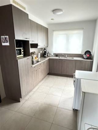 <h3><span>Leuk appartement met 2 slaapkamers, terras en parking</span></h3><p><span>Dit verzorgd appartement beschikt over een praktische indeling, twee slaapkamers en een terras aan de achterkant. </span></p><p><span>Dankzij de goede ligging nabij belangrijke verbindingswegen is het bovendien vlot bereikbaar.</span></p><p><span>De leefruimte is ruim en geniet van een open keuken. Achteraan bevindt zich het zonnige terras.</span></p><p><span>Verder omvat het appartement een praktische berging met aansluiting voor de wasmachine, twee slaapkamers, een badkamer met ligbad en een afzonderlijk gastentoilet.</span></p><p><span>Een belangrijke troef is de parking achteraan het gebouw. Hier is plaats voor één à twee wagens. Daarnaast is er een afgesloten fietsenberging, wat zorgt voor extra comfort en gebruiksgemak.</span></p><p><span><strong>De belangrijkste troeven op een rij:</strong></span></p><ul><li><span>Ruime leefruimte met open keuken</span></li><li><span>2 slaapkamers</span></li><li><span>Zonnig terras</span></li><li><span>Badkamer met ligbad</span></li><li><span>Aparte berging met aansluiting voor wasmachine</span></li><li><span>Afzonderlijk gastentoilet</span></li><li><span>Parking achteraan voor 1 à 2 wagens</span></li><li><span>Afgesloten fietsenberging</span></li><li><span>Rustige woonomgeving</span></li><li><span>Goede ligging nabij belangrijke verbindingswegen</span></li></ul><p><span>Een praktisch appartement met een goede combinatie van wooncomfort, bereikbaarheid en parkeermogelijkheden.</span></p><p><span><strong>Interesse? Neem dan snel contact op voor meer informatie of om een bezoek in te plannen.</strong></span></p><p><span><strong>0475/62.74.00</strong></span></p>