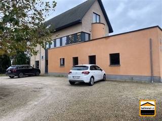 Gemengd gebouw met vele mogelijkheden nabij het centrum van Borgloon Dit gemengd gebouw treffen we aan in Borgloon, gelegen nabij de...