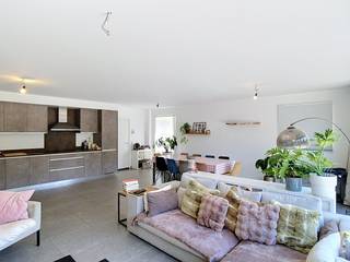 <p>Ben je op zoek naar een instapklare woning te huur in Oud-Heverlee met 4 slaapkamers, een tuin en voldoende parkeergelegenheid? Dan is deze ruime gezinswoning zeker een bezoek waard.</p><p></p><p>Je komt binnen via een ruime inkomhal die meteen een aangenaam gevoel van ruimte creëert. Op het gelijkvloers vind je een praktische berging met aansluitingen voor een wasmachine en droogkast, een gastentoilet en een lichtrijke leefruimte met open keuken. Dankzij de open indeling vormen de leefruimte en keuken een gezellige plek waar je comfortabel kan wonen, koken en genieten met familie en vrienden.</p><p></p><p>Op de eerste verdieping bevinden zich vier ruime slaapkamers die flexibel kunnen worden ingericht als slaap-, werk- of hobbykamer. Daarnaast is er een badkamer, een apart toilet en een extra berging die voor bijkomende opbergruimte zorgt.</p><p></p><p>De tuin met terras vormt een aangename buitenruimte waar je kan genieten van rust en privacy. Voor de woning is er parkeergelegenheid voor twee wagens en bovendien is er de mogelijkheid om een laadpunt voor een elektrische wagen te installeren.</p><p></p><p>Deze woning combineert ruimte, comfort en een praktische indeling op een rustige locatie in Oud-Heverlee. Dankzij de vlotte bereikbaarheid en de aangename woonomgeving is dit een ideale woning voor wie comfortabel wil wonen. Neem gerust contact op voor meer informatie of plan een bezoek via www.living-stone.be en ontdek zelf alle troeven van deze instapklare woning.</p>