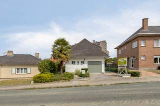 Immo Pické biedt u deze gunstig gelegen villa aan in Sint-Pieters-Leeuw, gelegen in de nabijheid van winkels, scholen, openbaar vervoer, invalswegen alle voorzieningen. Deze villa bestaat op de gelijkvloerse verdieping uit een inkomhal, een toilet, een ruime woonkamer met eethoek, een keuken, een berging en een inpandige garage (met douchekamer). Op de eerste verdieping beschikt deze woning over een nachthal, 3 ruime slaapkamers (26 m², 15 m², 13,50 m²) en een badkamer met bad, toilet en dubbele lavabo. De woning beschikt bovendien ook nog over een zolderruimte en een kelder die als stockage kunnen dienen. De woning beschikt reeds over dubbele beglazing (2007) en wordt verwarmd door een centraal verwarmingssysteem op gas. Achteraan beschikt deze woning nog over een groot terras en gezellige tuin. Voor de garage kan bovendien nog een extra wagen geparkeerd worden. Renovatieplicht van toepassing.