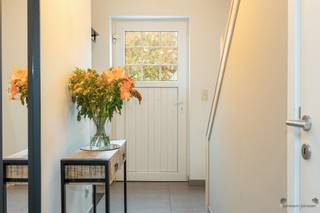 <p><span>Welkom in deze prachtige woning van 2018 met karakter en stijl die u meteen in het hart sluit.</span></p><p><span> </span></p><p><span>Met een bruikbare oppervlakte van 223 m² en een grondoppervlak van 221 m² biedt deze woning volop ruimte voor al uw dromen. Het huis beschikt over vier royale slaapkamers, waarvan 1 is ingericht als dressing, twee moderne badkamers en een praktische garage.</span></p><p><span> </span></p><p><span>De architectuur van deze woning combineert landelijke materialen met moderne duurzaamheid. Het dak is voorzien van zonnepanelen, wat niet alleen goed voor het milieu is, maar ook uw energierekening aanzienlijk kan verlagen. Het stijlvolle ontwerp geeft de gevel een verzorgde, gebalanceerde uitstraling.</span></p><p><span> </span></p><p><span>Binnenin ontvangt u gasten in een lichte entree met een elegante trap die naar de bovenverdiepingen leidt. De open woonkeuken is een echte hart van het huis. Grote ramen zorgen voor een voortdurende verbinding met de omgeving en laten veel natuurlijk licht naar binnen.</span></p><p><span> </span></p><p><span>De woonkamer in open verbinding met het eetgedeelte nodigt uit tot gezellige samenzijn. Van hieruit hebt u rechtstreeks toegang tot de tuin en het terras.</span></p><p><span> </span></p><p><span>De slaapkamers zijn voldoende ruim en licht, terwijl de badkamers voorzien zijn van alle comfort en modern sanitair. </span></p><p><span> </span></p><p><span>Praktisch gezien biedt deze woning een royale garage met veel opslagruimte, en vooraan is er een private parkeerplaats op de oprit.</span></p><p><span> </span></p><p><span>Deze woning in Hamme is niet slechts een plek om te wonen, maar een plek om werkelijk thuis te voelen en herinneringen te creëren. Een unieke kans voor wie op zoek is naar kwaliteit, comfort en duurzaamheid in één pakket.</span></p>