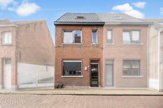 Te koop: Verder af te werken woning in de Roskotstraat, Zele, gelegen in een rustige residentiële omgeving.<br /><br />Deze woning biedt een solide basis dankzij reeds vernieuwde elementen zoals dak, ramen, pleisterwerk, vloeren en leidingen. U kan het interieur verder afwerken naar eigen smaak en bovendien een gezellige tuin creëren. Met drie mooie slaapkamers is dit een ideale gezinswoning op een centrale locatie.<br /><br />Troeven:<br />• Reeds vernieuwd dak, ramen, pleisterwerk, vloeren en leidingen<br />• Mogelijkheid tot afwerking naar eigen smaak en aanleg van tuin<br />• Drie mooie slaapkamers<br />• Asbestvrij<br /><br />Belangrijkste ruimtes:<br />• Woonkamer (25 m²) met aangename lichtinval<br />• Keuken (7 m²) klaar voor afwerking<br />• Slaapkamer (8 m²) <br />• Slaapkamer (15 m²) <br />• Slaapkamer (27 m²) <br />• Badkamer (4 m²) functionele indeling<br />• Inkomhal (4 m²) en nachthal (5 m²) als verbindende ruimtes<br /><br />Neem vandaag nog contact op met je ERA-makelaar voor een bezoek.<br /><br />JOUW DROOMHUIS. ZO GEVONDEN!