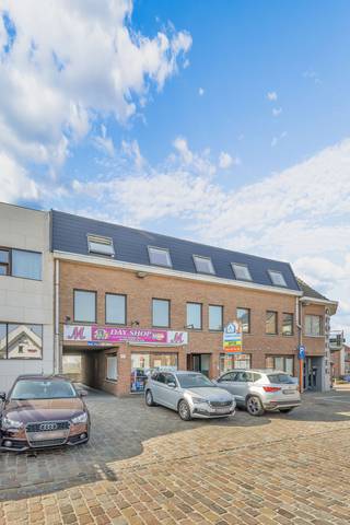 <p>Voor meer info of een bezoek, bel 053 59 49 32 - Op het dorp<strong> </strong>van Moorsel bevindt zich dit <strong>appartement met twee slaapkamers op de tweede verdieping. </strong>Bij het binnentreden van het appartement hebben we een ruime inkomhal, die toegang geeft tot de<strong> lichtrijke leefruimte</strong>. Vanuit deze leefruimte kunnen we een <strong>aangenaam terras betreden achteraan het gebouw</strong>, wat extra rust meebrengt. <strong>De keuken is volledig vernieuwd </strong>en geeft toegang tot een ruime berging. Verder zijn er <strong>twee slaapkamers</strong>. <strong>De volledig vernieuwde badkamer</strong> is voorzien met een inloopdouche en een lavabo. Daarnaast beschikt het appartement over een apart toilet. Het dak van het appartementsgebouw werd eind 2025 volledig vernieuwd. Ook de dakramen is dit appartement zijn volledig nieuw. Tevens is er gemeenschappelijke kelder die kan gebruikt worden door alle eigenaren. <strong>EPC-label D (geen renovatieverplichting)- Asbest-veilig</strong> - Gelegen te Moorsel (Aalst)</p>