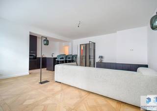 Goed gelegen en ruim 2-slaapkamerappartement op de 2de verdieping met zijdelings open zicht, vlak bij het Casino en het Leopoldpark! <br />Indeling: inkomhal met vestiairekast, apart toilet, ruime en lichtrijke woonkamer, volledig ingerichte keuken met berging en toegang tot het terras, badkamer met lavabo en inloopdouche, 2 slaapkamers met terras. <br /><br />Troeven: <br />- Bewoonbare oppervlakte: 90 m² <br />- Zijdelings open zicht <br />- Gelegen op een toplocatie nabij het Casino en het Leopoldpark <br />- Gevel wordt nog vernieuwd <br />- EPC: 250 kWh/m² (UC: 2013894) <br /><br />Stedenbouwkundige inlichtingen: in aanvraag <br /><br />Disclaimer: De 3D-render van de gevel die in deze aanbieding worden gepresenteerd, dienen uitsluitend ter illustratie en weergave van het pand. <br /><br />Contacteer PERSPECTIEF VASTGOED – 7 op 7 bereikbaar – voor meer informatie of een bezoek.<br />Bel 050/550.750 of mail naar info@perspectiefvastgoed.be.