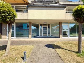 Commercieel gelegen INSTAPKLARE en PERFECT ONDERHOUDEN KANTOORRUIMTE / HANDELSPAND van 117m2. Voldoende parkeermogelijkheden vooraan het gebouw,...