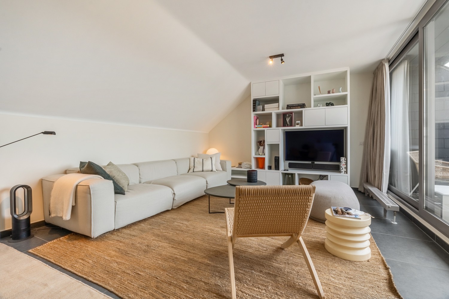 Goed gelegen en lichtrijk appartement met 2 slaapkamers, een terras en een autostaanplaats te centrum Leuven! - foto 4