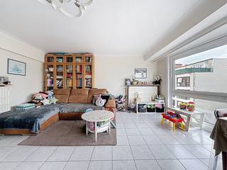 Ontdek dit charmante appartement, ideaal gelegen in het hart van Koksijde, op slechts enkele stappen van het strand. Geniet van de zon op het ruime terras aan de achterzijde of van een rustig moment op het terras vooraan. Indeling: inkomhal, living met eetkamer, keuken, toilet, badkamer en twee slaapkamers. Mogelijkheid tot aankoop garage in de residentie (nr 5: 40.000 euro). Ref. Islandia 0301