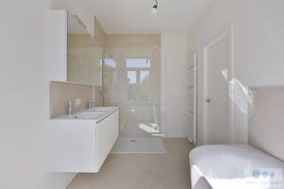 Op een uitstekende locatie te Lier bevinden zich deze 2 charmante rijwoningen met 3 volwaardige slaapkamers en gezellige stadstuin.<br /> <br />Deze volledig gerenoveerde, hedendaagse woningen zijn gelegen in een rustige, kindvriendelijke straat op wandelafstand van centrum Lier wat ervoor zorgt dat winkels, scholen en openbaar vervoer binnen handbereik zijn.<br /><br />We betreden de woningen langs de voordeur waar de inkomhal enerzijds toegang geeft tot de ruime fietsenberging en anderzijds tot de aangename leefruimte met maximale lichtinval. Aansluitend de leefruimte, is er de aanwezigheid van een hedendaagse keuken met alle hedendaagse toestellen en comfort. Achterliggend bevindt zich een apart toilet en berging met wasplaats. De keuken biedt toegang tot de gezellige, volledig afgesloten stadstuin waar het heerlijk vertoeven is.<br /><br />Terug in de leefruimte, geeft de vaste trap een toegang tot het 1 ste verdiep. Hier treffen we één ruime slaapkamer en badkamer uitgerust met inloopdouche, ligbad, dubbele wastafel en toilet. Via de overloop komen we op het 2 de verdiep, deze maakt plaats voor nogmaals 2 ruime slaapkamers.<br /><br />Door het gebruik van duurzame, kwalitatieve materialen alsook conforme isolatienormen, zonnepanelen en vloerverwarming, genieten deze instapklare woningen beiden EPC label A.<br /><br />Kortom, zorgeloos wonen op een toplocatie te Lier!<br />Neem gerust contact op met ons voor meer info of een bezoek ter plaatse.