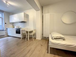Huis op een toplocatie in de EU wijk met 3 luxe-kamers voor verhuur. Elke verdieping heeft een kamer met keuken-hoek en eigen badkamer...