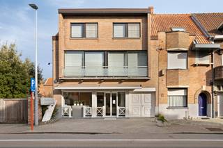 <strong>Waregem:</strong> Handels-/ kantoorruimte met bijhorende woonst te koop op topligging.<br /><br />Deze eigendom bestaat uit een<strong> commerciële ruimte</strong> met achterliggend een polyvalente ruimte die momenteel als grootkeuken is ingericht. Momenteel vind je hier traiteur Speleers die actief blijft tot we een koper hebben voor het commerciële pand. <br /><br />Boven het handelspand bevind zich op het eerste en het tweede verdiep een ruim <strong>appartement</strong> met 4 slaapkamers. Het appartement geniet van heel veel natuurlijk lichtinval. <br /><br /><strong>Indeling appartement:</strong><br /><u>eerste verdiep:</u> inkomhall, gezellig en mooi onderhouden leefruimte bestaande uit een sfeervolle zithoek, eetruime, ruime keuken, vaste trap naar tweede verdiep<br /><u>tweede verdiep: </u> 4 slaapkamers, badkamer met bad en douche, wastafel met 1 lavabo<br /> <br />Achteraan de woning hebben we een ruime, private tuin met terras en met tuinhuis achteraan. <br /><br /><strong>Troeven: </strong>
<ul><li>Gasverwarming </li><li>Commerciële ligging</li><li>Goed onderhouden</li><li>Ruime tuin </li><li>geen renovatieverplichting - EPC C</li></ul>
Heeft u interesse in dit pand neem dan contact op met Jérôme 0472/61.10.10<br />