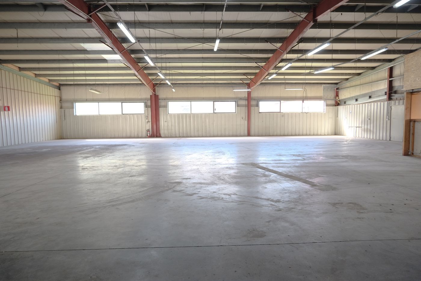 Bedrijfsgebouw van 700 m² met magazijn/kantoor vlakbij de E17 - foto 4