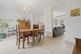 Op een absolute topligging in het centrum van Diksmuide, pal aan het stadspark en op wandelafstand van de Grote Markt, bevindt zich deze instapklare woning. Hier geniet u van een rustige omgeving, terwijl winkels, horeca, scholen en openbaar vervoer zich op enkele stappen bevinden.<br /><br />De woning beschikt over een lichtrijke leefruimte met aansluitend een ingerichte functionele keuken en een praktische berging die extra opbergruimte biedt.<br /><br />Momenteel zijn er 2 volwaardige slaapkamers aanwezig, met de mogelijkheid om eenvoudig een derde slaapkamer te creëren – ideaal voor een gezin, thuiswerk of hobbyruimte.<br /><br />De badkamer is uitgerust met een dubbele lavabo, douche en beschikt over alle nodige voorzieningen.<br /><br />De woning beschikt over een gezellige koer én een aangenaam dakterras waar u in alle rust kan genieten van de buitenlucht.<br /><br />Dankzij de centrale ligging, de instapklare staat, de buitenruimtes en de uitbreidingsmogelijkheden is dit een ideale eigendom voor zowel eigen bewoning als investering.<br /><br />Ramen vernieuwd in 2024!<br /><br />Interesse? Maak dan nu je afspraak voor een bezoek ter plaatse<br /><br />De vermelde prijs is een richtprijs, elk bod wordt voorgelegd aan de eigenaar die zich het recht voorbehoudt om dit te aanvaarden of te weigeren.<br /><br />Neem voorsprong met een vrijblijvende en gratis schatting van uw eigendom via:<br />http://www.residentievastgoed.be/gratisonlineschatten<br /><br />EPC: 413 kWh/m² (Ref. NI22979)