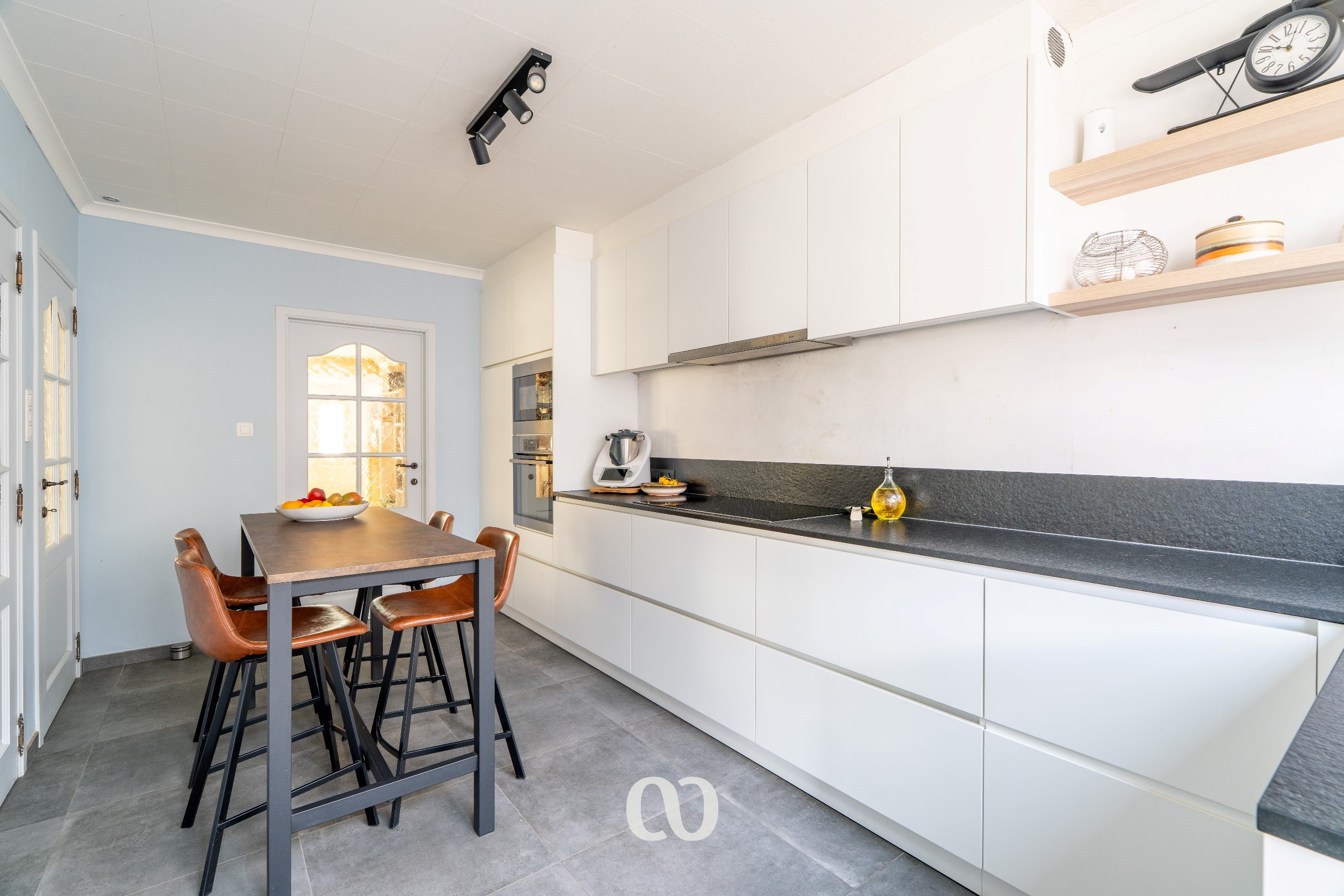 Spacious renovated house with 4 bedrooms in the center of Eine. - photo 4