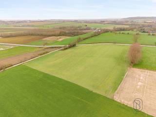 Bouwgrond ± 6.100 m² – Uitzonderlijke opportuniteit in het hart van het Pays des Collines In het hart van de prachtige streek Pays des Collines,...
