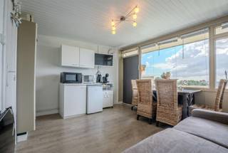 Op amper 800m van het strand en de zee en vlakbij het commerciële centrum van De Haan, vindt u dit appartement met 1 slaapkamer. Met zijn uitstekende ligging in de groene omgeving van Park Atlantis, is dit appartement ideaal voor wie op zoek is naar rust. Park Atlantis biedt heel wat troeven: gratis parkeergelegenheid, gemeenschappelijke fietsenberging en heel wat recreatiemogelijkheden (tennisvelden, speeltuintjes, etc...),Kortom, de ideale plek om helemaal tot rust te komen nabij de charmante badstad 'De Haan'. Omvat: lichtrijke woonkamer met zonnig terras en open uitzicht, een geïnstalleerde open keuken, aparte slaapkamer met tweepersoonsbed en een badkamer met douche, lavabo en toilet. TROEVEN: • groene en rustige omgeving • gratis parkeergelegenheid • aparte private berging inbegrepen Dit appartement kan uw ideale vakantieverblijf zijn aan onze kust of uw perfecte investering. Domicilie niet toegestaan.📞 Contacteer Lorenzo voor een bezoek: 0492 08 08 08 – lorenzo@correctvastgoed.be👉 Online schattingstool: https://www.correctvastgoed.be/schatting
