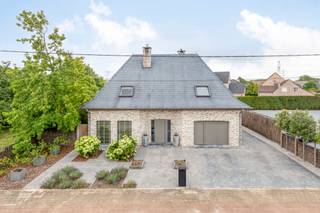 Welkom in deze moderne, instapklare villa uit 1995 van 243m² (excl. garage)op een perceel van 851m² in de Spiltstraat 55 te Zemst. Deze woning onderscheidt zich door de hoge afwerkingsgraad, uitstekende staat van onderhoud en prachtig aangelegde zuidwestgerichte tuin met zwembad en poolhouse. U wordt verwelkomd via een ruime inkomhal met gastentoilet en vestiaire. De lichtrijke leefruimte met gashaard en parketvloer straalt warmte en gezelligheid uit. Vanuit de veranda (2014) geniet u van een panoramisch zicht op de tuin dankzij de grote raampartijen die de ruimte overladen met natuurlijk licht. Alle ramen op het gelijkvloers werden in 2017 vernieuwd en een aantal zijn voorzien van automatische screens. Aansluitend vindt u de volledig uitgeruste keuken met Miele-toestellen (2011), inclusief een stoomoven, klassieke oven, vaatwas op hoogte, grote koelkast en een mooi kookeiland met inductie kookplaat. Naast de keuken bevindt zich een praktische bijkeuken/berging en een ruime garage/berging. Op de eerste verdieping vindt u een nachthall met bureauhoek (15 m²) en 3 ruime slaapkamers, waaronder een master bedroom van 17 m² met ingebouwde kasten en twee kamers van elk 15m². De badkamer werd vernieuwd in 2021 en is uitgerust met een inloopdouche, dubbele wastafel, toilet en vloerverwarming. Daarnaast zijn op de verdieping ook alle veluxen voorzien van automatische rolluiken. De zuidwestgerichte tuin biedt heel wat ontspanning met een overdekt terras (25m²) met louvredak, verwarmd zwembad (2005) en een poolhouse (23m²) met douche en sauna. De woning is zeer energiezuinig met een EPC-label A en beschikt over 48 zonnepanelen (2016). Andere voorzieningen zijn: een waterverzachter, elektrische boiler, ... De centrale ligging in Zemst combineert rust en groen met een uitstekende bereikbaarheid richting Mechelen, Brussel en Antwerpen. Scholen, winkels, sportfaciliteiten en natuur zijn bovendien vlakbij. Elektrische installatie is conform!