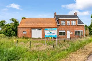 <p><span>Maak kennis met deze unieke eigendom te Geel, gelegen nabij tal van invalswegen en de autosnelweg.</span></p><p><span> </span></p><p><span>Het onroerend goed dient verder gerenoveerd te worden om terug te voldoen aan de hedendaagse woonbehoeften. Het potentieel is hier enorm!</span></p><p><span> </span></p><p><span>De indeling van het goed is als volgt:</span></p><p><span>KELDER</span></p><p><span>GLV: Zit-en eetkamer, wasplaats, keuken (kasten met toestellen), afzonderlijk toilet, berging- en schuurgedeelte</span></p><p><span>VERDIEPING: Nachthal, drie slaapkamers, badkamer (voorzien van hoekbad, lavabo &amp; toilet).</span></p><p><span>ZOLDER</span></p><p><span> </span></p><p><span>Extra info: Opgenomen bewoonbare oppervlakte: 123 m², schuurgedeelte: 80 m², dubbele beglazing (buitenschrijnwerk: hout + PVC), verwarming via infrarood panelen, pellet- en houtkachel, pannendak van hoofdwoning vernieuwd + geïsoleerd, elektrische installatie: CONFORM AREI!</span></p><p><span> </span></p><p><span>Wie op zoek is naar een prachtig project met veel grond (ideaal voor dierenliefhebbers), is hier aan het juiste adres.</span></p><p><span> </span></p><p><span>SBU &amp; bodemattest: In aanvraag.</span></p><p><span> </span></p><p><span>Breng snel een bezoek voor het te laat is! Neem contact op met Kenneth (kenneth.pollet@vastgoedhuys.be) op 0472/03 25 88 of met Melissa (melissa.cardaci@vastgoedhuys.be) op 0486/54 71 80.</span></p><p><span> </span></p><p><span> </span></p>