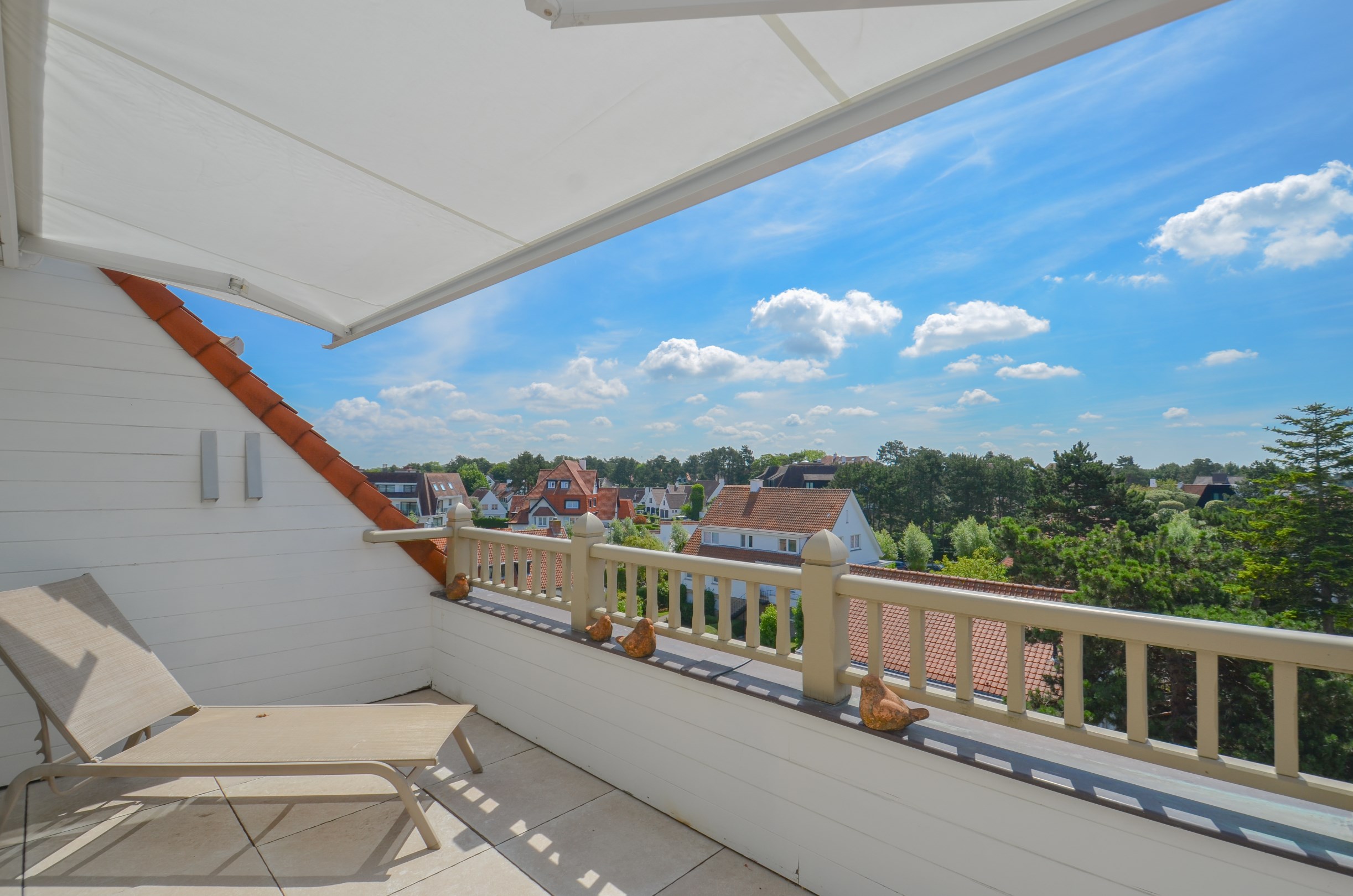 Stijlvol duplexappartement met zonnige terrassen en open zicht op de villa’s van het Zoute. - foto 2