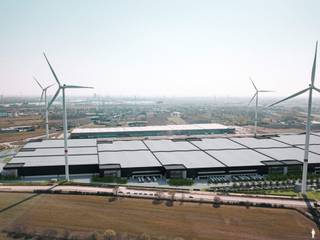 Dit high-end logistiek bedrijfsgebouw ligt in een multimodale gebied op een strategische locatie in de haven van Gent op het bedrijventerrein Rieme-Noord, amper 1 minuut rijden van de <strong>R4 </strong>met een uitstekende wegverbindingen naar de snelwegen <strong>E17, E34 en E40.</strong> <br /><br />De logistieke ruimte heeft een totale oppervlakte van 12.177 m², waarvan <strong>9.471 m² magazijn</strong> met een vrije hoogte van 13,70 m en is uitgerust met een gecertificeerde automatische sprinklerinstallatie. De loods is opgebouwd uit een betonstructuur met verschillende sectionale poorten en 1 laadkade per 1.000 m². In de loods bevindt zich een <strong>mezzanine</strong> met een oppervlakte van <strong>1.118 m²</strong>, een vrije hoogte van 6,20 meter en is voorzien van ramen voor natuurlijk licht, wat een aangename werkomgeving creëert.<br />Zowel op de begane grond als op het mezzanine-niveau bevinden zich <strong>kantoren</strong> met een totale oppervlakte van <strong>1.588 m²</strong>. Deze kantoren hebben een open plattegrond en zijn afgewerkt met een hoogwaardig VRF-systeem voor koeling en verwarming.<br /><br />De site is goed beveiligd met een omheining en een automatische toegangspoort, terwijl buitenverlichting de laadzones, omloopwegen en het parkeerterrein verlicht. Verder zijn er oplaadstations voor elektrische voertuigen beschikbaar, en de hele locatie is ontworpen volgens de <strong>BREEAM-methodologie</strong> voor duurzaamheid. Voor extra comfort zijn er bovendien een kitchenette, douches en sanitaire voorzieningen aanwezig.<br />Mogelijkheid voor uitbreiding tot 26.153 m². <strong>Onmiddellijk beschikbaar. </strong><br /><br />Contacteer <strong>PANORAMA B2B</strong> voor bijkomende (technische) inlichtingen, plannen of een vrijblijvend plaatsbezoek <strong>0477 02 09 02</strong>.