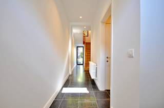 Deze op en top gerenoveerde woning treffen we nabij het bruisende stadscentrum van Oudenaarde. Een uitstekende ligging die comfort, kwaliteit...