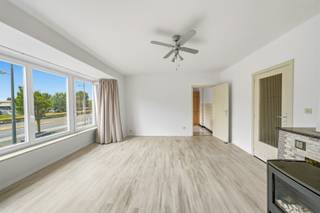 In Oostende bevindt zich dit ruime appartement op de eerste verdieping van een verzorgd gebouw uit 1965. Met een bruikbare vloeroppervlakte van 103 m² biedt deze woonst een aangename combinatie van ruimte, functionaliteit en comfort, waardoor ze zowel geschikt is voor eigen bewoning als voor een interessante investering.<br /><br />Via de inkomhal bereikt u de lichtrijke leefruimte, waar de erker voor een aangename lichtinval zorgt. De gezellige woonkamer is afgewerkt met een laminaatvloer, beschikt over een gaskachel en een tv-aansluiting en vormt een aangename plek om te ontspannen. Aansluitend bevindt zich de praktische keuken, uitgerust met een oven, keramische kookplaat, dampkap, koelkast, vaatwasmachine en spoelbak. Dankzij de aangrenzende berging is er bovendien voldoende extra opbergruimte aanwezig.<br />Het appartement beschikt over twee volwaardige slaapkamers. De eerste slaapkamer geeft rechtstreeks toegang tot het achterterras, terwijl de tweede slaapkamer eveneens ruim is en voorzien is van een gasboiler van 180 liter. De badkamer is praktisch ingericht met een douchecabine, lavabo, toilet en ventilatie.<br />Aan de voor- en achterzijde van het appartement bevinden zich balkons, zodat u op elk moment van de dag van een buitenruimte kunt genieten. De PVC-ramen met dubbele beglazing dragen bij aan het wooncomfort en de elektrische installatie werd conform gekeurd tot 2042. Met een EPC-score van 262 kWh/m² per jaar (energielabel C) biedt deze eigendom bovendien een degelijke energieprestatie. Tot slot beschikt het gebouw over een gemeenschappelijke fietsenberging <br /><br />De ligging is een absolute meerwaarde. In de onmiddellijke omgeving vindt u winkels, scholen, openbaar vervoer en alle dagelijkse voorzieningen. Ook het strand, de Zeedijk en het bruisende stadscentrum van Oostende bevinden zich op korte afstand, waardoor u optimaal kunt genieten van alles wat de kuststad te bieden heeft.<br /><br />Bent u op zoek naar een ruim en instapklaar appartement met een uitstekende ligging in Oostende? Neem dan vandaag nog contact op voor meer informatie of een bezoek ter plaatse en ontdek zelf de vele troeven van deze eigendom.