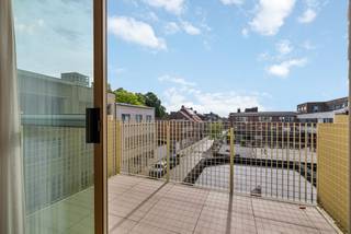 Ruim appartement van ca. 135 m² op de 2de verdieping centraal gelegen vlakbij de Grote Markt te Turnhout met ruime woonkamer, gesloten keuken, berging, gastentoilet, 3 slaapkamers, badkamer en terras. Garagebox in de kelderverdieping verplicht aan te kopen aan 20.000,00euro.<br /><br />Indeling:<br />De inkomhal biedt toegang via de dubbele deur tot de ruime woonkamer op parket. <br />De ingerichte keuken met ontbijthoek beschikt over een praktisch aansluitende berging/wasplaats met tevens toegang tot de hal.<br />Achteraan het appartement treffen we de 3 slaapkamers aan waarvan de masterbedroom over het terras beschikt met ZO oriëntatie.<br />De badkamer is voorzien van een bad, dubbele wastafel en toilet.<br />Dit appartement is netjes afgewerkt met hoogwaardige parket in zowel het woon- als het slaapgedeelte.<br />Extra troef is dat het hier over een hoekappartement gaat waardoor er veel lichtinval is in de diverse leefruimtes.<br /><br />Kenmerken:<br />* EPC-label: B! Nieuwe verwarmingsketel merk Bosch geplaatst in 2024, superisolerende 4-seizoensbeglazing aangebracht in 2024<br />* geen asbest aanwezig<br />* conforme elektrische keuring<br />* de gemeenschappelijke daken zijn geïsoleerd in 2025 en terrassen zijn vernieuwd in 2025, tevens is de gevel gereinigd