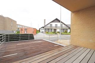 Verzorgd appartement met 1 slaapkamer in het centrum van Pittem.Er is een inkomhal, lichtrijke leefruimte met open keuken, 1 slaapkamer, badkamer...