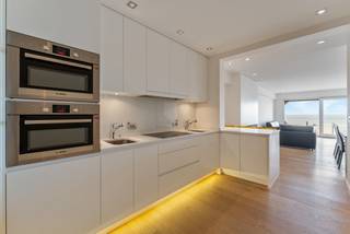 Prachtig gerenoveerd appartement op de tweede verdieping, ideaal gelegen vlak bij het iconische Albertplein en met een adembenemend frontaal zicht...