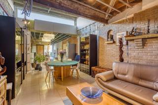 Bent u op zoek naar een woning in het centrum van Hamme met 2 slaapkamers?<br />Lees en kijk dan zeker even verder!<br /><br />De woning werd grotendeels gerenoveerd op het gelijkvloers, maar dient nog verder afgewerkt te worden. De plafonds werden verhoogd en er werd extra lichtinval gecreëerd. Ook de elektriciteit werd vernieuwd.<br /><br />Deze woning bevindt zich in het hart van Hamme, op wandelafstand van winkels en andere voorzieningen.<br /><br />Indeling:<br />Bij het binnenkomen treffen we de inkomhal met toegang tot een handige bergruimte vooraan. Vervolgens komen we in de lichtrijke woonkamer met aansluitend de keuken, voorzien van een pelletkachel die instaat voor de verwarming van de woning. De badkamer bevindt zich eveneens op het gelijkvloers en is uitgerust met een ligbad, lavabo en toilet. Vanuit de hal achteraan is er toegang tot de tuin.<br /><br />Op de eerste verdieping vinden we twee aparte slaapkamers terug.<br /><br />Renovatieplicht: Ja<br />EPC: Label E (486)<br />Asbestveilig: Ja<br /><br />Voor meer informatie of een bezoek ter plaatse kan u steeds contact opnemen via 052/46.38.03 of info@uw-huis.be.