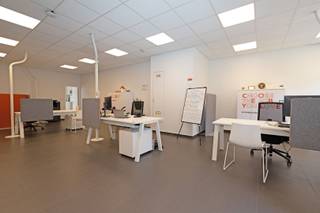 <p><span>Bent u op zoek naar een representatieve kantoorruimte op een toplocatie in Hasselt? Deze moderne kantoorruimte combineert een uitstekende bereikbaarheid met een doordachte indeling en een aangename werkomgeving.</span></p><p><span>Dankzij de ligging langs één van de belangrijkste invalswegen van Hasselt geniet uw onderneming van maximale zichtbaarheid. Bovendien bevindt het stadscentrum zich op wandelafstand, waardoor zowel medewerkers als bezoekers vlot toegang hebben tot alle voorzieningen.</span></p><p><span>De kantoorruimte bestaat uit een ruime open werkplek met verschillende functionele zones, waardoor diverse werkopstellingen mogelijk zijn. Achter een stijlvolle glazen wand bevindt zich een aparte vergaderzaal die privacy biedt zonder het open karakter van het kantoor te verliezen.</span></p><p><span>De raampartijen zorgen voor veel natuurlijk licht en creëren een aangename, inspirerende werkomgeving. De open indeling zorgt voor een aangename connectie. </span></p><p><span>Voor klanten is een afzonderlijk toilet voorzien. Medewerkers beschikken over een ruime aparte personeelsruimte met kitchenette en een eigen toilet.</span></p><p><span>Tot slot beschikt het pand over twee autostaanplaatsen (P12 en P13) in de ondergrondse parkeergarage, inbegrepen in de huurprijs. <br /><br /></span></p><p><span>Een ideale kantoorruimte voor ondernemingen die op zoek zijn naar een moderne, lichtrijke en uitstekend gelegen uitvalsbasis in Hasselt.</span></p><p><span> </span></p><p><span>Huurprijs: 1950,- EUR per maand incl. gemeenschappelijke kosten</span></p><p><span>Onroerende voorheffing: 3646,75 EUR per jaar (aanslagjaar 2025)</span></p><p><span> </span></p><p><span>Beschikbaar per 1 oktober 2026.</span></p>