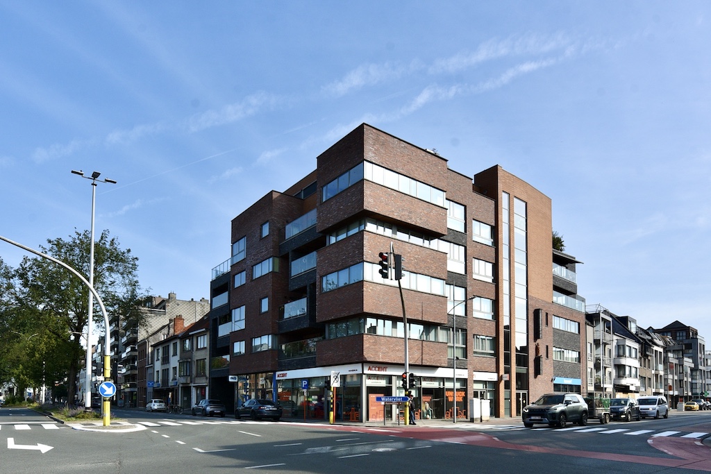 Centraal gelegen ondergrondse garagebox mét 2 motostaanplaatsen - 24.045,00€ excl btw - foto 1