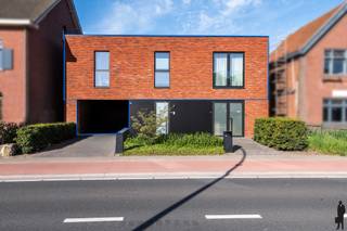 <strong>Huurprijs: 1.250 EUR per maand<br />Kosten plaatsbeschrijving zijn 50/50 te betalen door huurder en verhuurder<br />Huurwaarborg = 3 maanden huur<br />Beschikbaar: 01/07/2026<br /><br /></strong><strong>BEZOEK AANVRAGEN EN KANDIDAAT STELLEN VIA ONZE WEBSITE: www.deboerenpartners.be</strong><br />Indien u een bezoek wenst aan te vragen aan dit eigendom te huur, dan kan dit enkel via het aanvraagformulier op onze website. U zoekt het betreffende eigendom onder ons 'aanbod te huur', en klikt daarna bovenaan op 'bezoek inplannen'.<br />Daarna doorloopt u alle stappen en vult u de gevraagde gegevens in. Wij behandelen uw aanvraag binnen de 2 werkdagen en contacteren u daarna. Omwille van het grote aantal aanvragen, worden verzoeken via Immoweb, Immoscoop of Spotto niet behandeld.<br /><br /><span>Beschrijving van de woning:</span><br />U betreedt het gebouw via de eigen riante inkomhal. Er zijn elektrische aansluitingen voorzien om bv. elektrische fiets op te laden.<br /><br />Via de vaste trap in de inkomhal brengt u naar de eerste verdieping. Rechts van de gang bevindt zich de ruime leefruimte die van veel natuurlijk daglicht geniet mede door de gezellige patio die bereikbaar is door de grote schuifdeur. De open keuken is voorzien van alle nodige kwaliteitstoestellen en handige inbouwkasten. De gang brengt u naar de 2 slaapkamers. De badkamer is voorzien van alle comfort zoals een inloopdouche, een ligbad en een dubbele wastafel. Verder is er nog een aparte wasplaats/berging voorzien en een apart toilet.<br /><br />Buiten beschikt de woning over een ruime carport waar u uw wagen steeds overdekt kunt parkeren. Daarnaast is er op de oprit nog voldoende plaats om een tweede wagen te stallen.<br /><br /><span>Bijzonderheden:</span><br />- Gehele appartement is voorzien van vloerverwarming<br />- Zonnepanelen aanwezig<br />- Ventilatie D systeem dus warme lucht wordt gerecupereerd waardoor er continue verse lucht voorzien wordt(ook in de slaapkamers!)<br />- Zeer lage energie verbruik door de hoge isolatie waardes in combinatie met zonnepanelen(E-peil 18)<br />- Aluminium ramen onderhoudsvrij.<br />- Onderhoud van ventilatiesysteem en dampkap en tuinonderhoud zijn NIET inbegrepen in de prijs: 50€/maand<br />- Gordijnrails en verlichting reeds voorzien<strong><br /></strong>