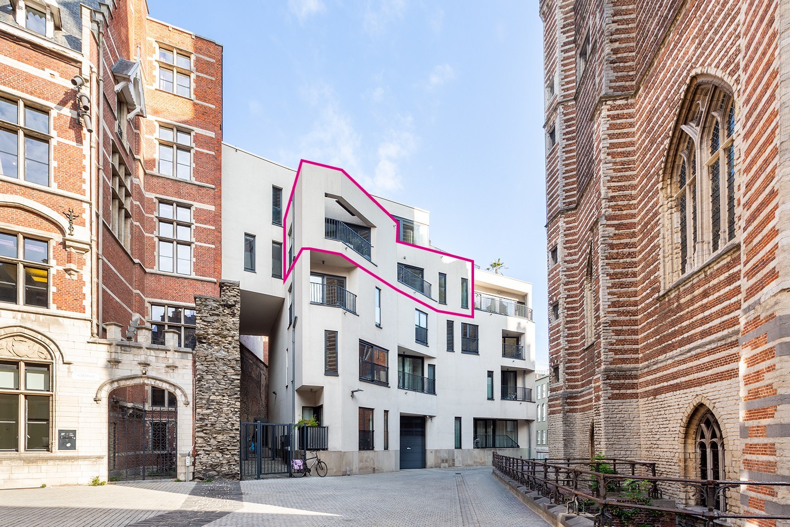 Furnished luxury apartment at a prime location - photo 2