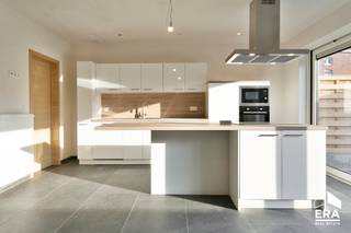 Te koop: recente gesloten woning in het centrum van Mesen, op een rustige locatie nabij voorzieningen. Deze woning, gebouwd in 2018, combineert...