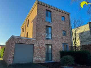 <p><span>Tweeslaapkamerappartement met terras op toplocatie in Boechout!</span></p><p><span> </span></p><p><span>Het appartement bevindt zich op wandelafstand van alle nodige faciliteiten zoals openbaar vervoer, winkels, ...</span></p><p><span> </span></p><p><span>Indeling:</span></p><p><span>Dit appartement, gelegen op de tweede verdieping, is toegankelijk via de trap. We betreden het appartement via de inkomhal. De inkomhal beschikt over een berging (met aansluiting voor wasmachine en droogkast) en geeft ons toegang tot het gastentoilet. Vervolgens vinden we de ruime woonkamer die over veel natuurlijk lichtinval beschikt. Aansluitend vinden we de open keuken, deze is voorzien van toestellen (koelkast met vriesvak, lavabo, combi-oven, kookplaat, dampkap) en opebergkasten. Het appartement beschikt over twee volwaardige slaapkamers. De badkamer is toegankelijk via de nachthal. Deze is uitgerust met een lavabomeubel met spiegel en een douche. Via de woonkamer krijgen we toegang tot het zuidgericht terras. Tot slot beschikt het appartementsgebouw over een gedeelde garage, deze wordt momenteel gebruikt als fietsenstalling.</span></p><p><span> </span></p><p><span>Praktische info:</span></p><p><span>- EPC-score: </span><span>90 kWh/m²/jaar</span></p><p><span>- Instapklaar</span></p><p><span>- Gedeelde garage - fietsenberging</span></p><p><span>- Beschikbaarheid: 01/09/2026</span></p><p><span>- Geen gemeenschappelijke kosten!</span></p><p><span>- Huurwaarborg: 3 maanden huur</span></p><p><span> </span></p><p><span>PLAN VANAF NU ZELF JOUW AFSPRAAK IN VIA ONZE ONLINE MODULE!!! </span></p><p><span>Surf naar het betreffende eigendom op onze website <span>www.habicom.be</span></span><span> en klik vervolgens op de roze knop</span><span> 'PLAN EEN BEZOEK'.</span></p><p><span> </span></p>