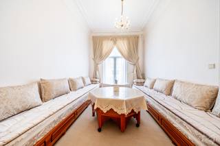 For more information and viewings: 02 315 77 22 - maxime.l@weinvest.be<br />We Invest is pleased to present this spacious and bright 265 m² single-family home (gross floor area, PEB), ideally located in Anderlecht. Nestled in a vibrant neighborhood with excellent public transportation links (metro, bus, tram, and train station just steps away), it offers an excellent quality of life in close proximity to schools (Institut Notre-Dame), shops, and restaurants. Ideal for a large family or a long-term investment.<br />The property is spread over several levels:<br />Ground floor: Two bright living rooms, a dining room, and access to the outdoors.<br />Lower level: Living room with a fully equipped open kitchen leading to the courtyard, shower room, toilet, utility room, and storage area.<br />1st floor: 2 beautiful bedrooms (one with an east-facing balcony), bathroom, and separate toilet.<br />2nd floor: 2 bright bedrooms.<br />3rd attic floor: 2 comfortable bedrooms in the attic.<br />Technical specifications: <br />- Good overall condition<br />- PVC double-glazed windows<br />- Energy Performance Certificate (EPC): Class F 338 kWh/(m²/year)<br />Electrical system needs to be brought up to code<br />Contact us to schedule a viewing! Find all our exclusive listings at WWW.WEINVEST.BE.